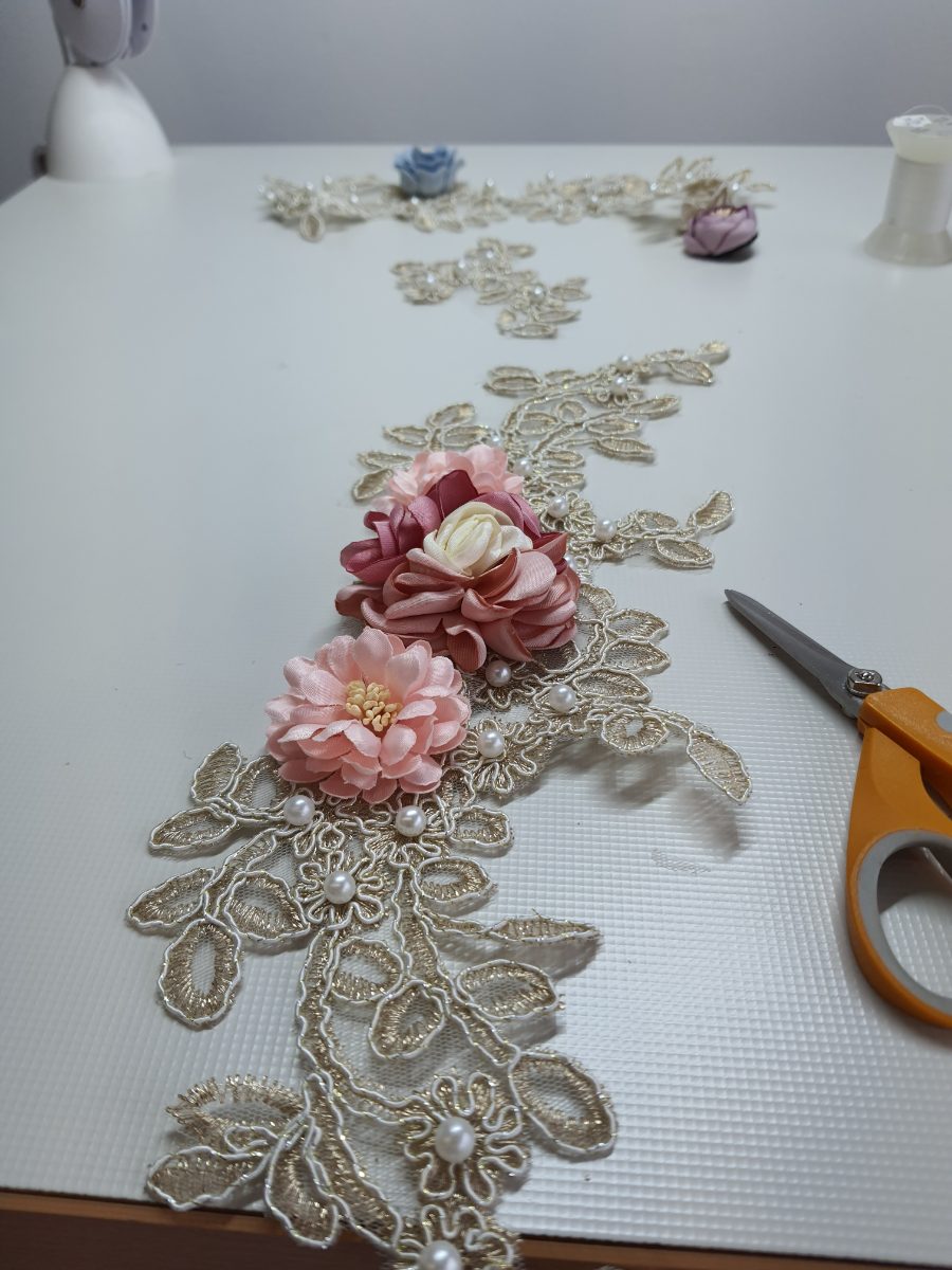 Applique brodée en préparation