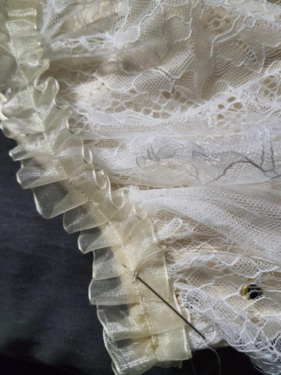 Dentelle cousue à la main